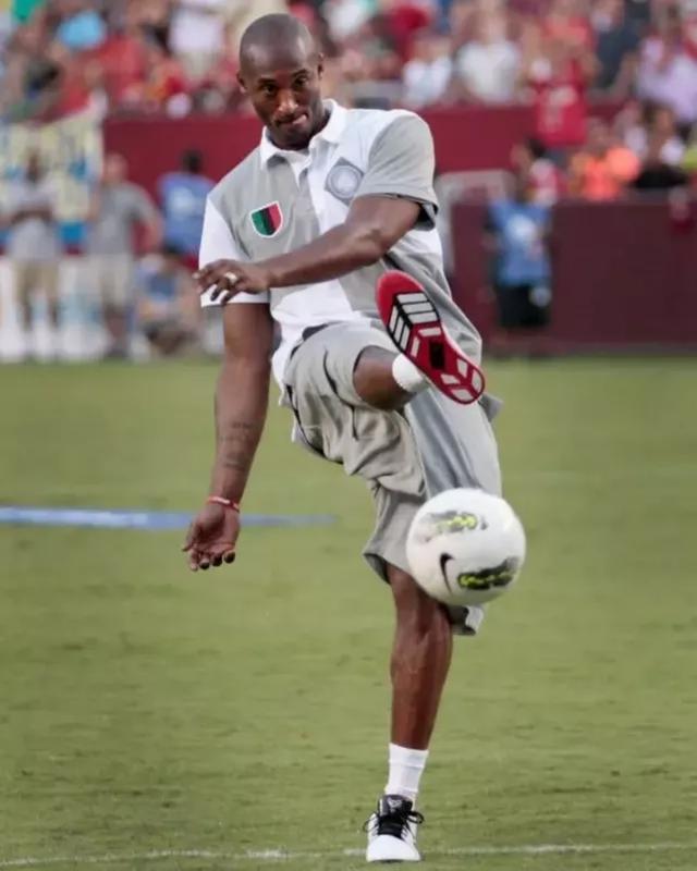 莫耶斯：本赛季英超判罚标准摇摆不定，裁判也懒得解释（莫耶斯批评本季英超判罚不统一，裁判不愿解释）