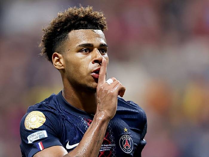 沙特联战报：本泽马破门，十人吉达联合2-1利雅得体育（沙特联赛战报：本泽马建功，十人吉达联合2-1击败利雅得体育）