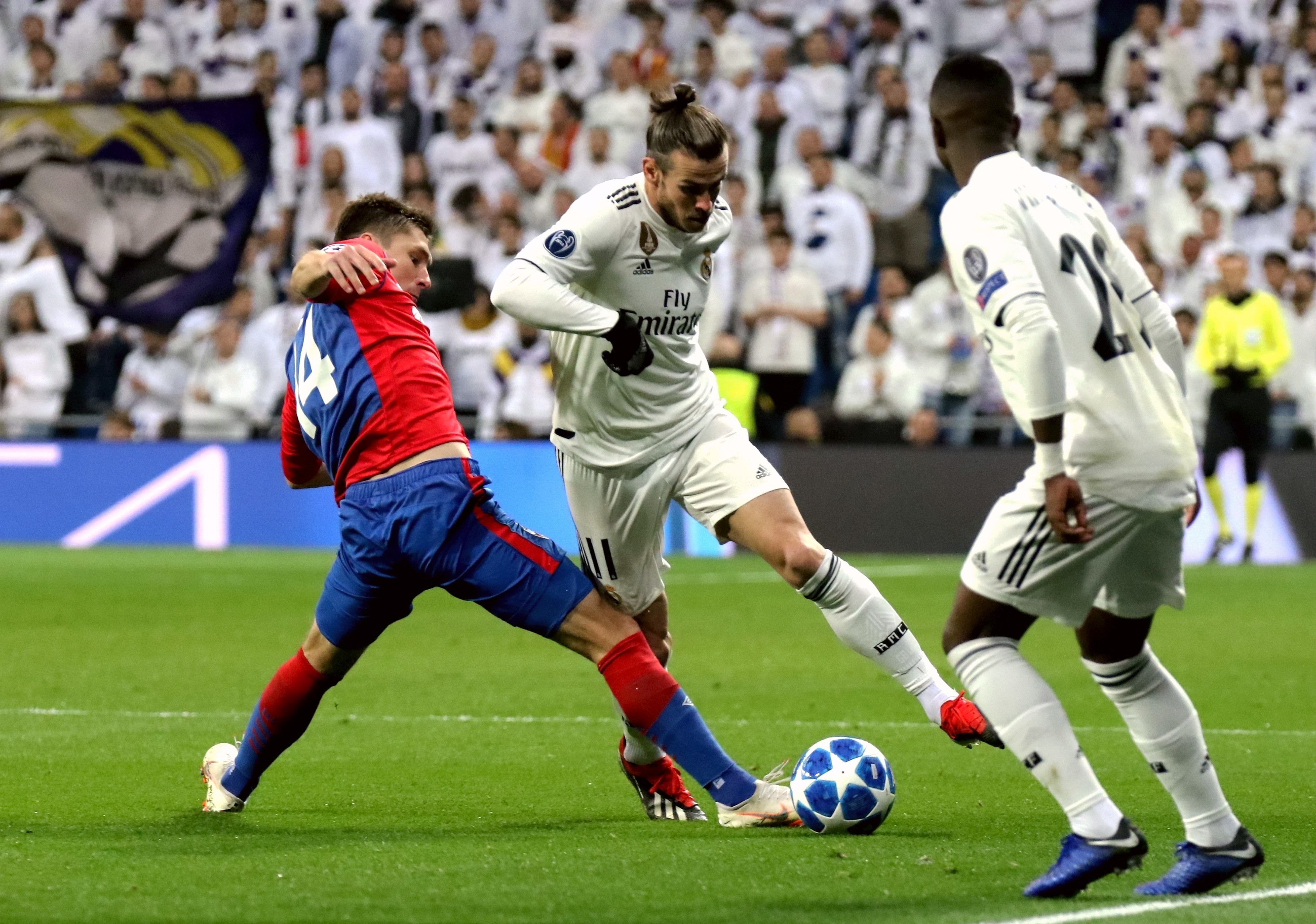 浙江男篮以55-54战胜深圳男篮，约翰逊和兰道夫贡献关键得分，浙江内线优势明显，深圳末节发力缩小分差，但最终惜败。