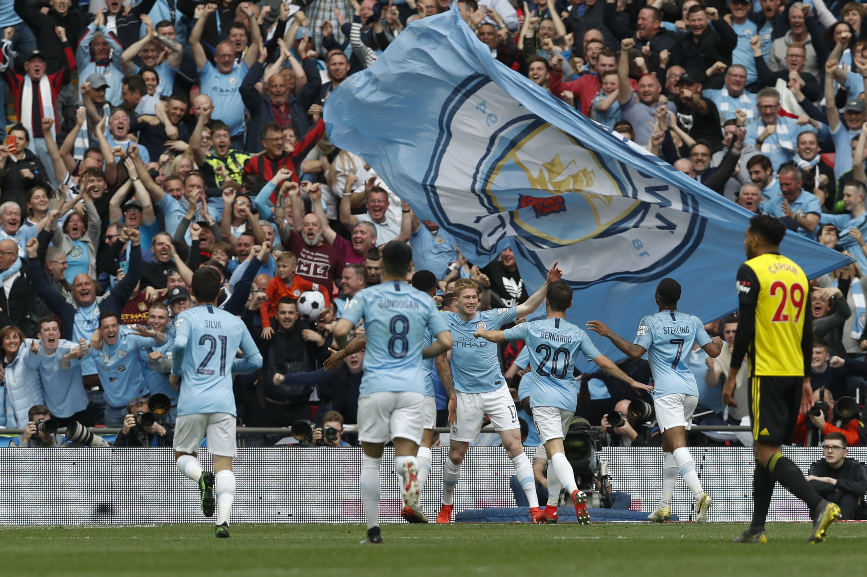 斯基拉：阿森纳正在关注铃木彩艳，有意在下个赛季引进他