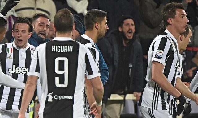 法媒：于帕想在新合同第一年加解约条款，对此巴黎和皇马愿意（法媒：于帕希望在新合同首年设置解约条款，巴黎与皇马均同意）