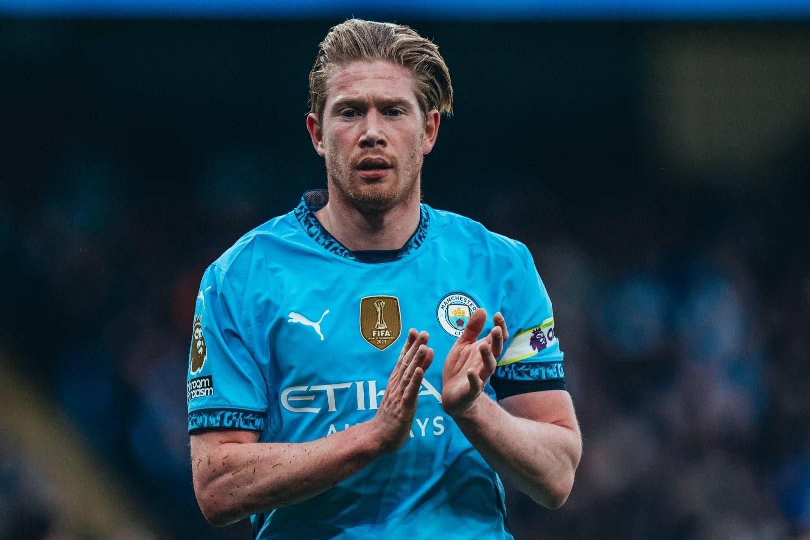 欧联比赛中一球员嘲讽对手鼻子形状，多名队友上前打抱不平