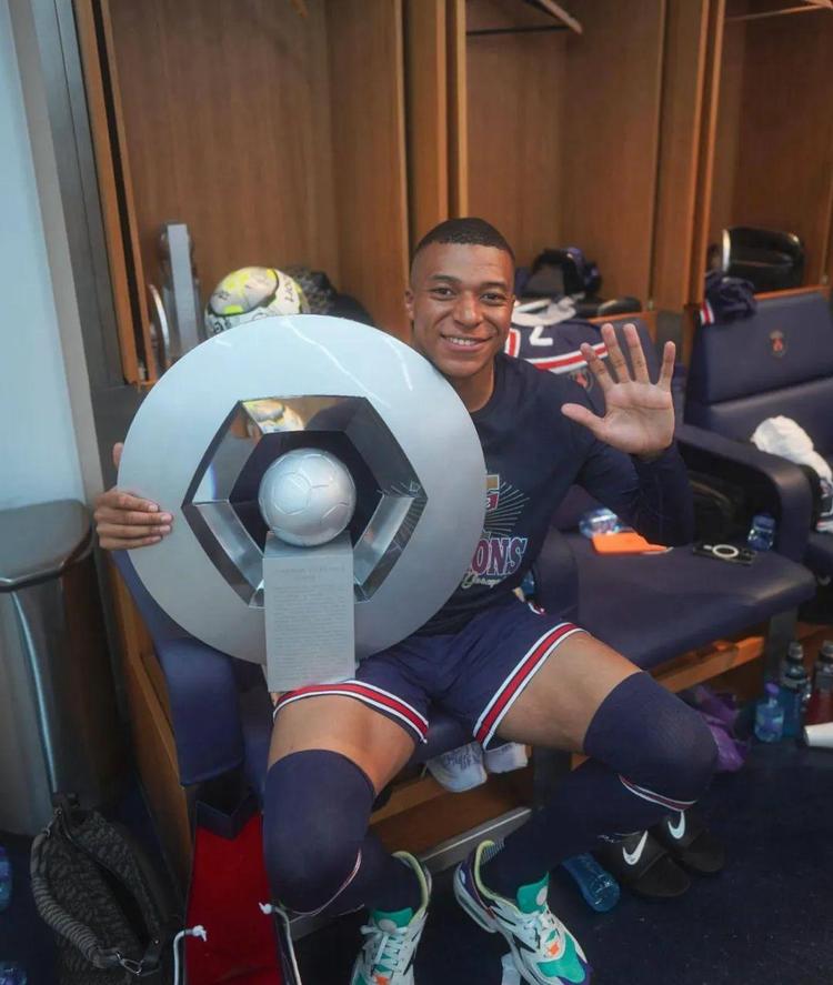 海港成立20周年！徐根宝致辞：俱乐部成绩首先要感谢球迷（海港成立二十周年，徐根宝致辞：俱乐部成绩首功在球迷）