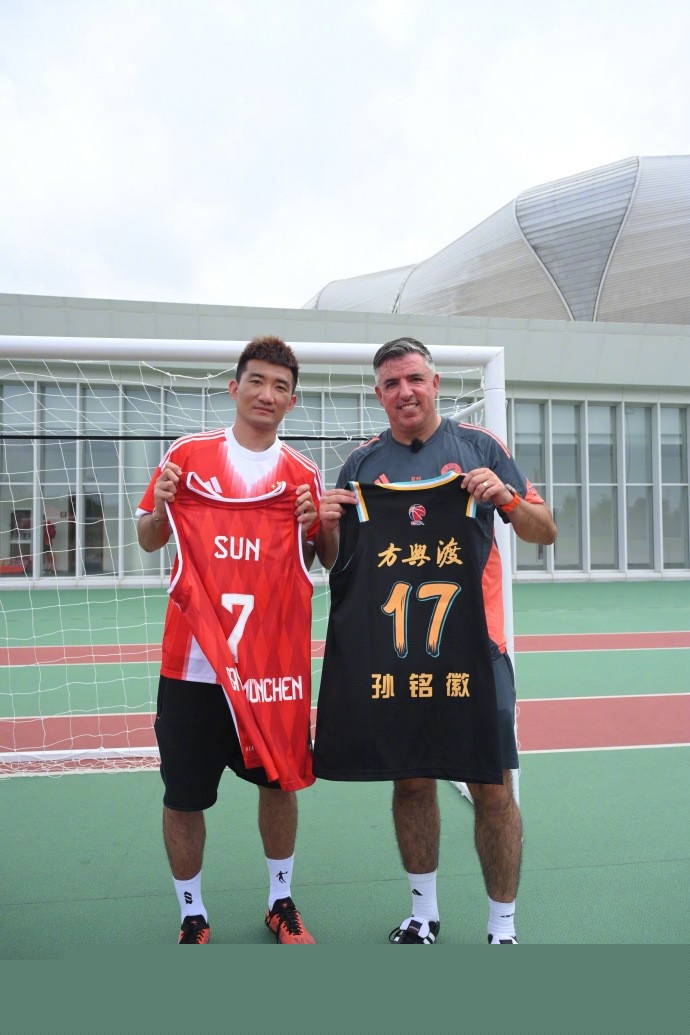 18岁埃斯特旺近6次国家队出场打入5球，成贝利之后首人（18岁埃斯特旺国家队近6战打进5球，成为贝利之后首位达成者）