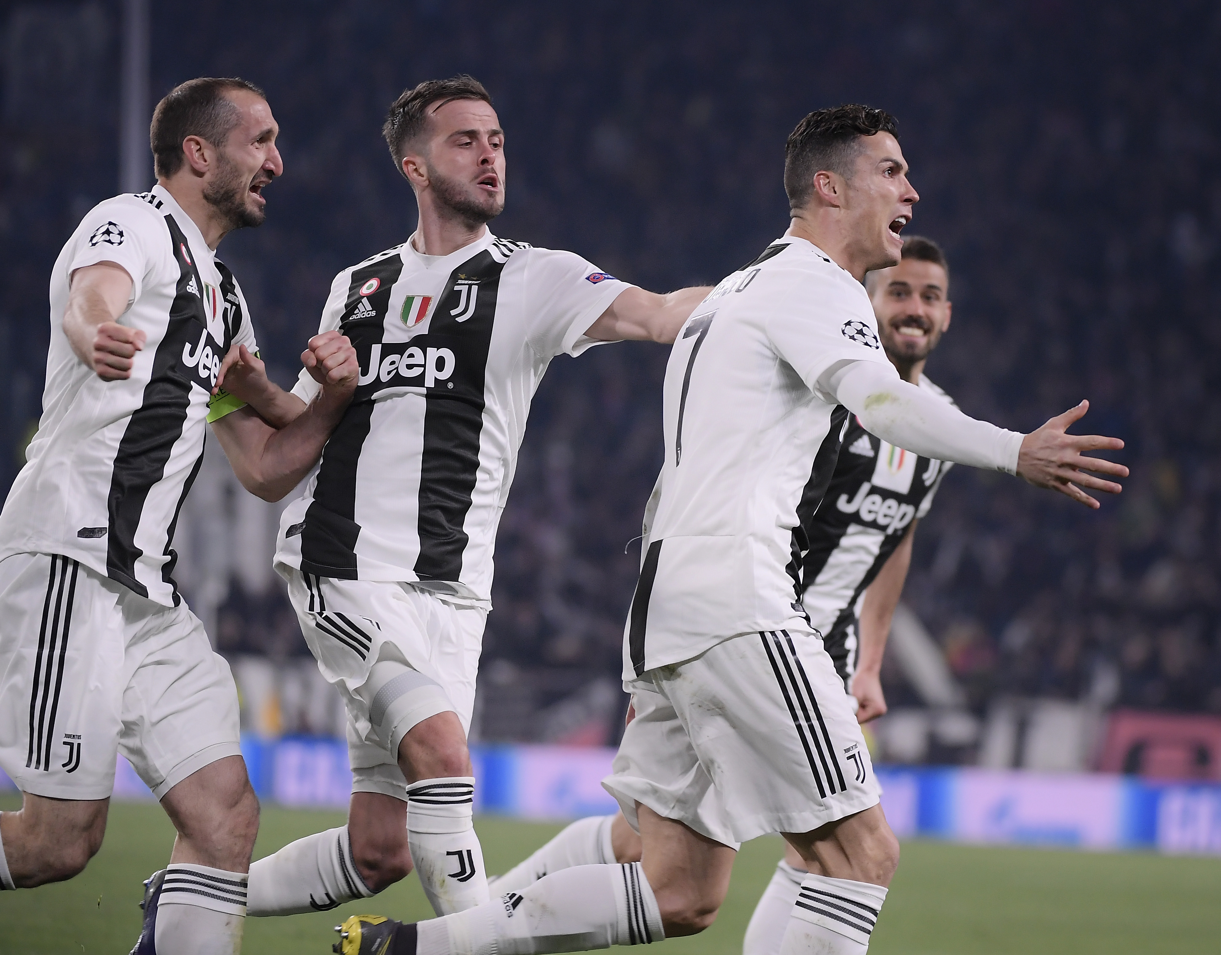 同一轮皇马和巴萨都获点球+对手罚下1人，西甲11年来首次（西甲时隔11年再现一幕：皇马与巴萨同轮获点球，各自对手均被罚下一人）